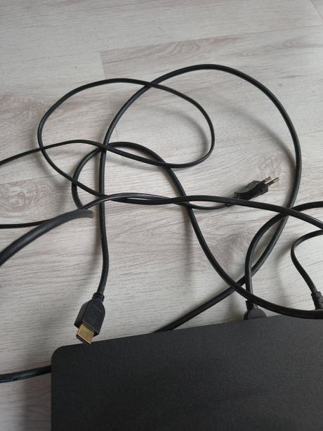 Sony playstation 4 slim, 500 gb , 2 ovladače+7her, 