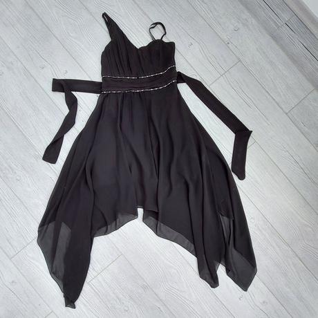 Černé plesové šaty, l