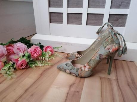 Květované lodičky, 36