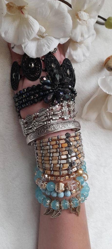 Korálkový elastický náramek s kytičkou, orsay