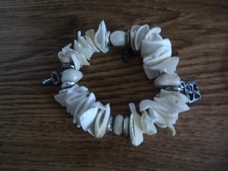 Náramky a přívěsek na kabelku.,