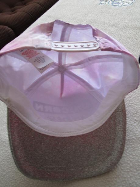 Pěkná třpitivá kšiltovka s nápisem, na 7-10 let, primark,128