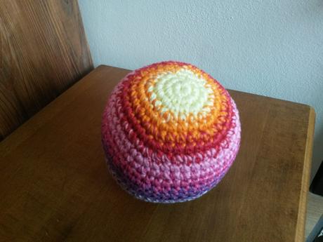 Háčkovaný míček 10 cm,