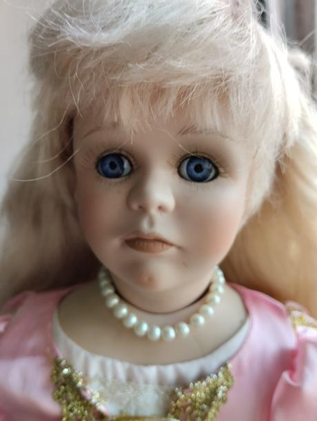 Značená porcelánová panenka,