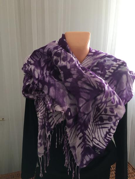 Dlouhý šál s motýlky, 