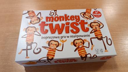 Společenská hra opičí twist -předvádění pozic těla,
