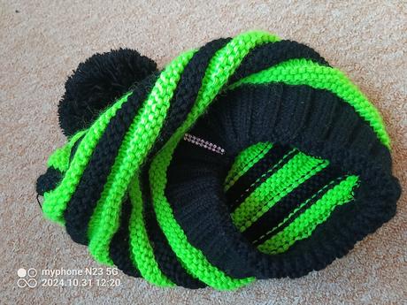 Čepice černo - neonová,