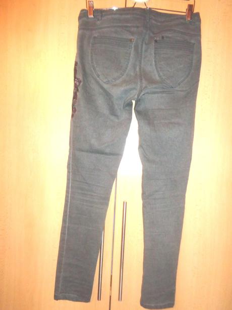 Šedé elastické skinny s vyšitými květy, 40