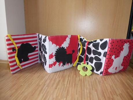 Látková knížka na postýlku pro miminko, 