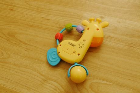 Zirafa simba na baterky chrastitko kousatko, 