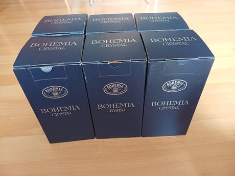 6 broušených křišťálových  váz jako celek, 