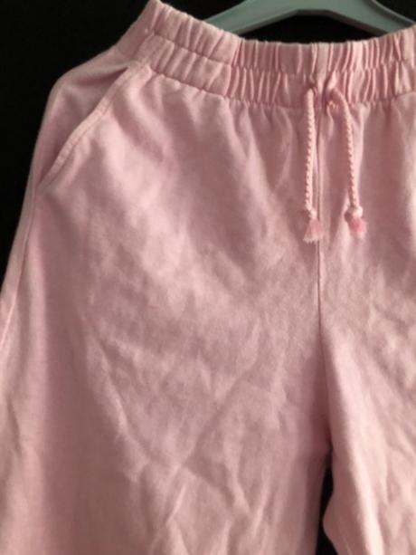 Vel. 140 růžové tepláky s kapsami a tkanicí, 140