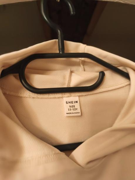 Světle žlutá mikina s nápisem na zádech, 152