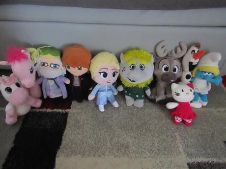 Plyšáci- koník,hello kitty ,olaf, 