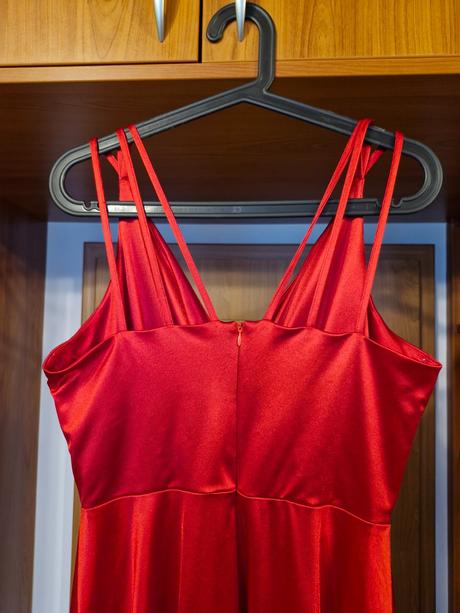 Dlouhé plesové šaty s rozparkem, 40