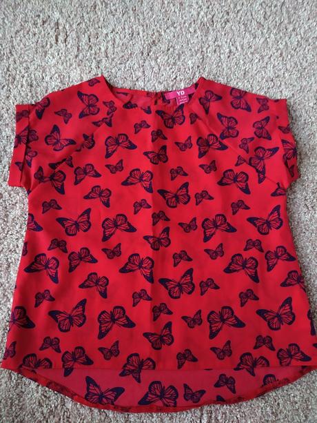 Červený crop top s motýlky, 134