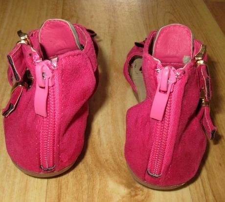 Sandále s třásněmi, 27