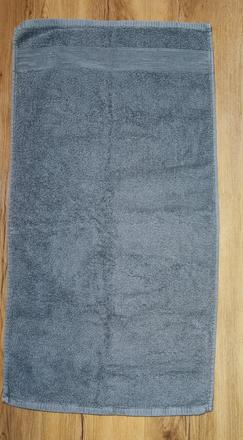 2 kusy šedých ručníků, 