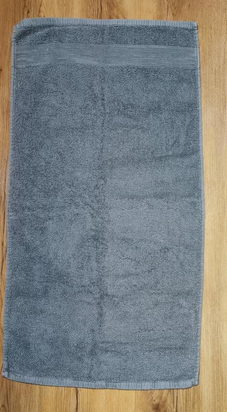 2 kusy šedých ručníků, 