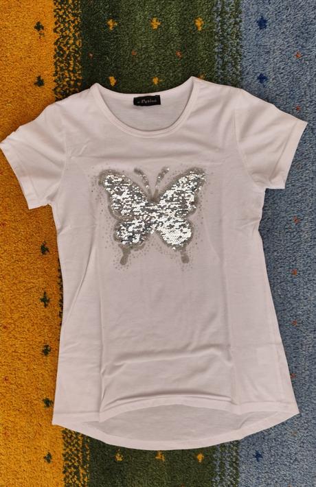 Bíle triko s motýlem, 146
