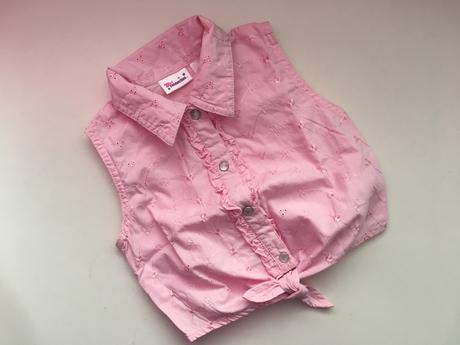 Košile s uzlíčkem, 104