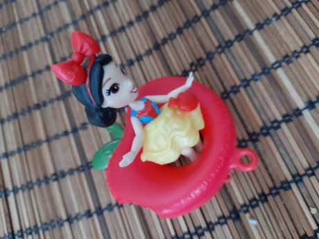 Sněhurka a jablko jako kruh do vody, panenka,