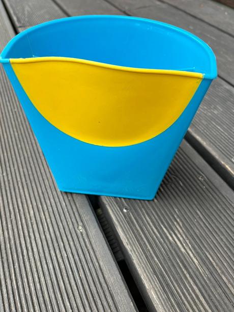 Nádobka na sníváni vlasů,