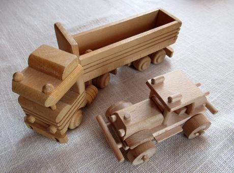 Dvě dřevěná auta (nákladní a osobní) - cena za oba, 