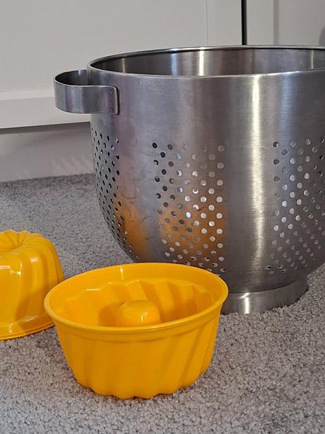 Cedník a dvě formičky na puding, 