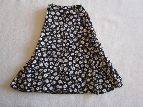 Pěkné černé lehoučké kraťasy, vzhledově jako sukně, new look,36