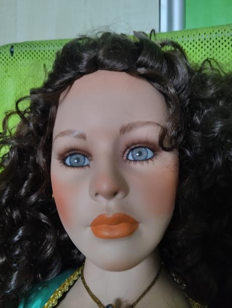 Mohutná porcelánová panenka, 