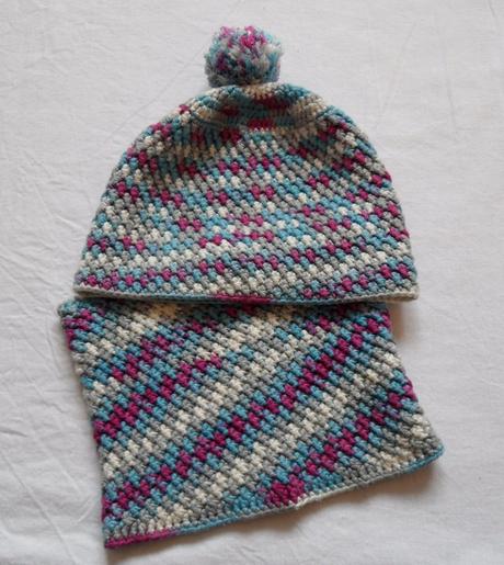 D53	dívčí háčkovaná čepice a nákrčník, 86