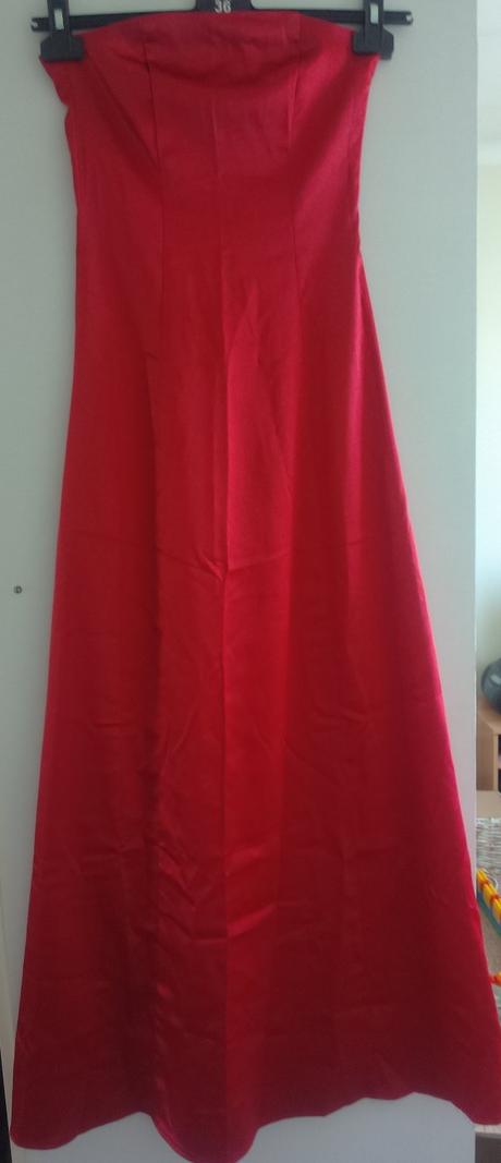 Červené saténové šaty, s