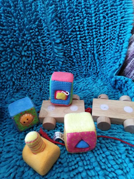 Dřevěná mašinka s plyšovými vagony, 