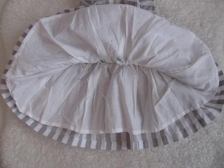 Krásná šedo bílá sukně s laclem, matalan,62