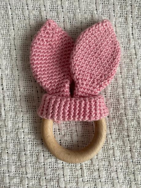 Ručně/doma háčkované kousátko králičí uši, růžové, 