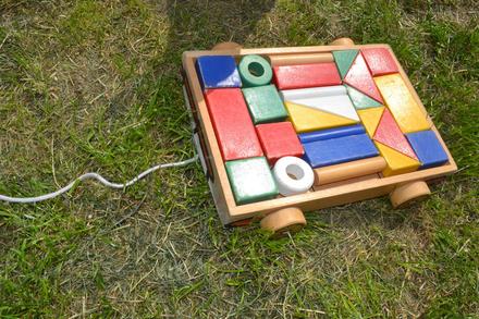 Dřevěné kostky ve větším vozíku, 
