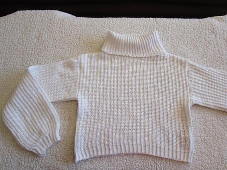 Zajímavý bílý svetr s rolákem, vel. 140, 140