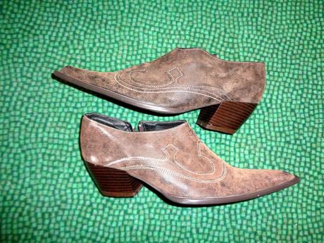 Hnědé kotníčkové boty - koně, 38