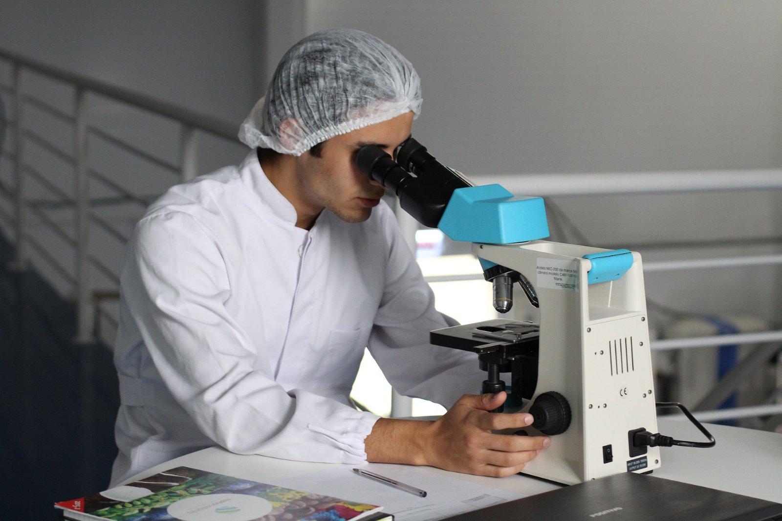 Genetičtí lékaři a laboranti při PGD