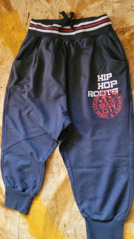 Tepláky, kšiltovka, sportovní taška a slipy, 104–116