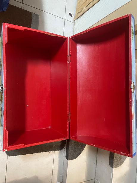 Dřevěná truhla dětská třeba na hračky,