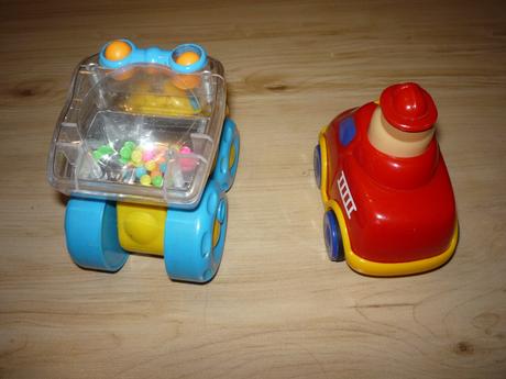 Fisher price chrastící auto,
