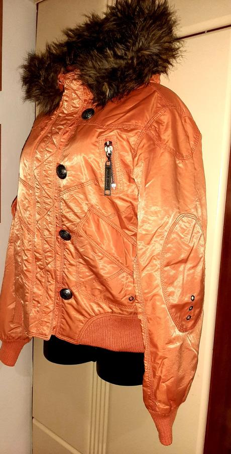 Zimní bunda lesklého vzhledu s kapucí, l