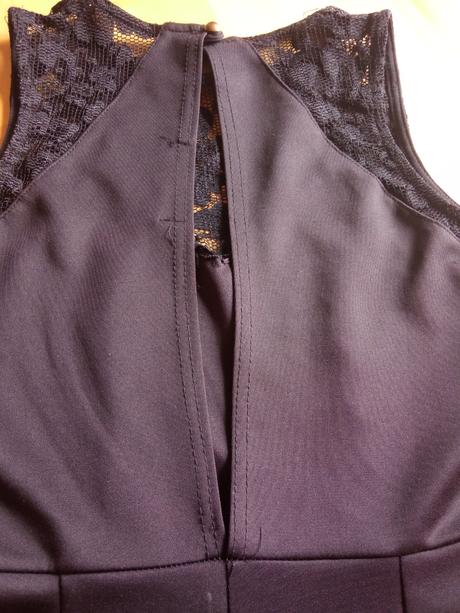 Krátký černý overal, 34