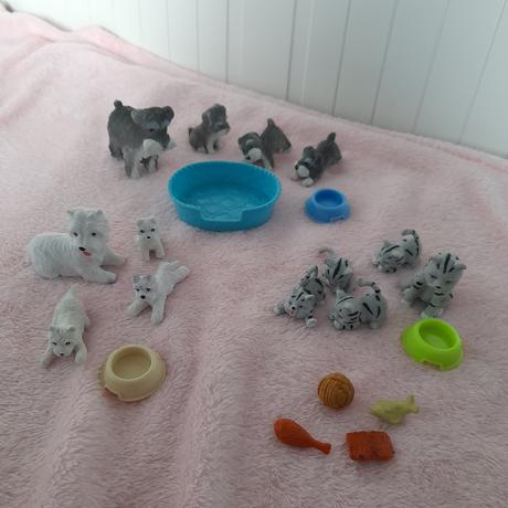 Tři sady zvířátek tvrdý plast kočky a psi,