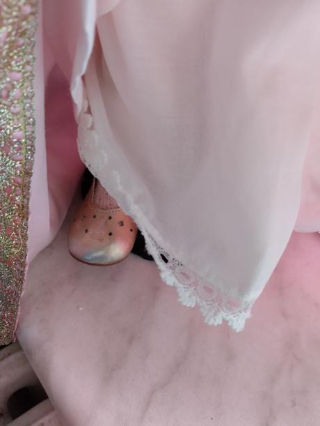 Značená porcelánová panenka,