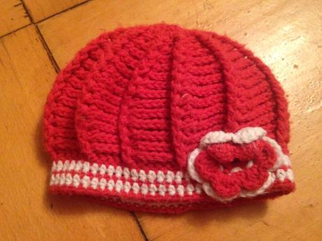 Dívčí pletená čepička květ (obvod 40 - 44 cm), 80