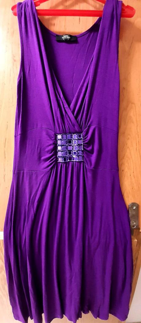 Šaty s pěknou ozdobou, s