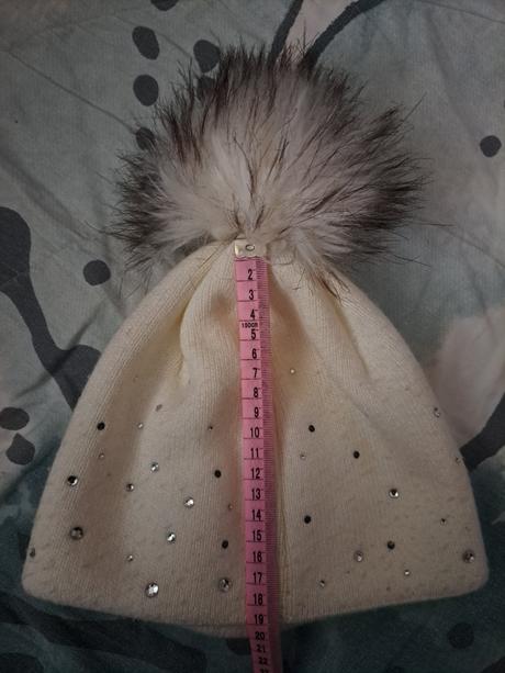 Čepice s bambulí a kamínky, 